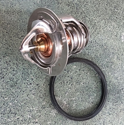 21200-VC20A 82 grados termostato del refrigerante del motor para SUNNY Traveller NP300 JUKE SUNNY