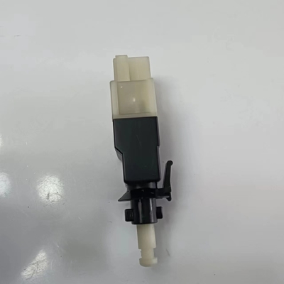 Mercedes-Benz E320 E350 E550 E63 AMG CLS550 CLS63 AMG Interruptor de luz de freno 0015454409/0015456709 4Pin